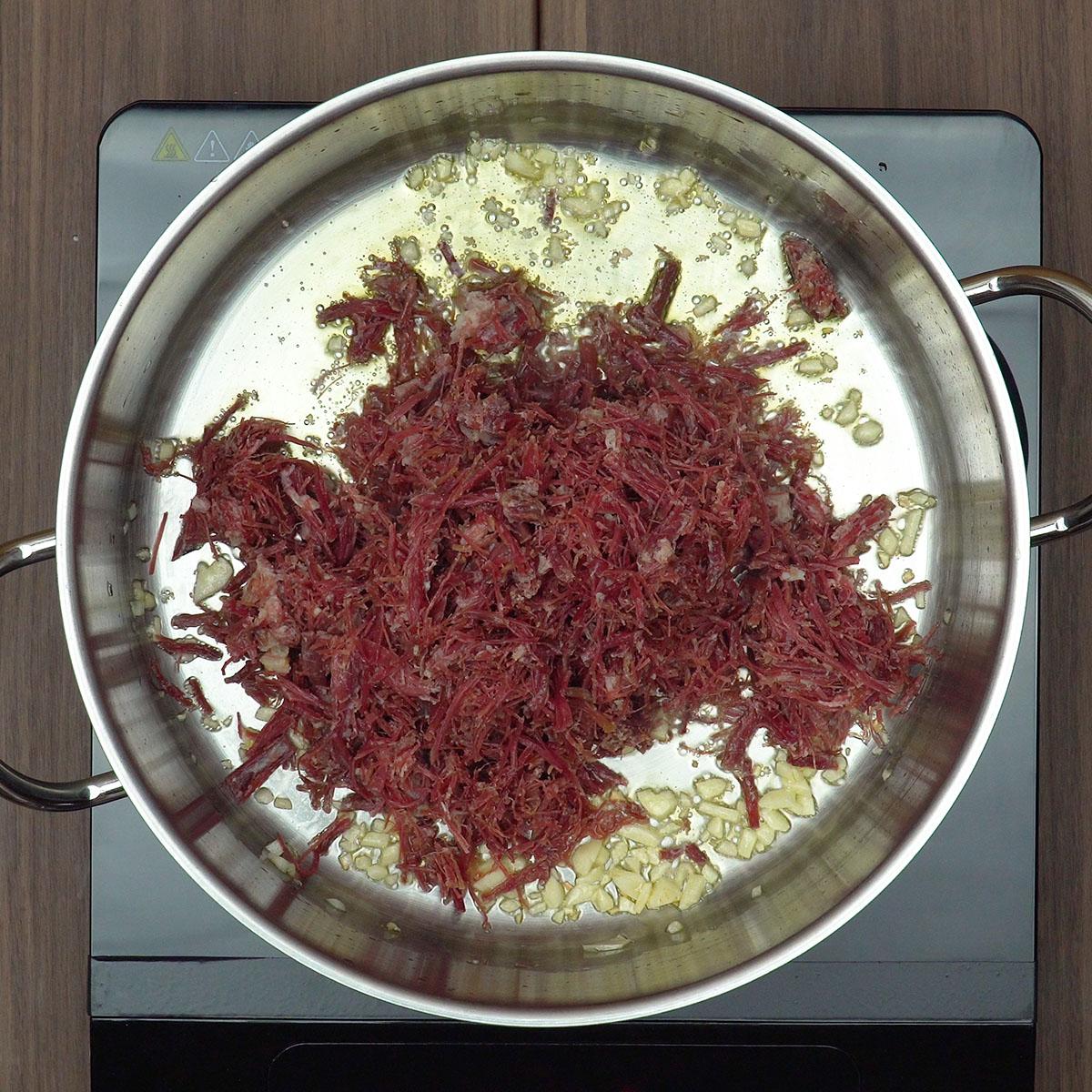 Carne seca desfiada refogada com alho e azeite.