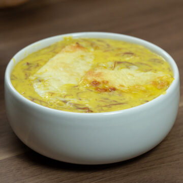Creme de carne seca pronta servida em tigela.