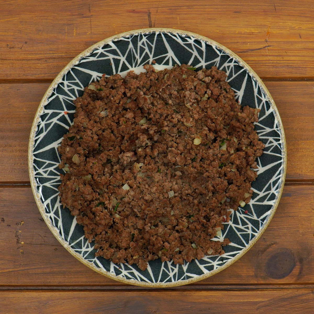 Massa de carne descansando para esfriar antes de ser modelada.