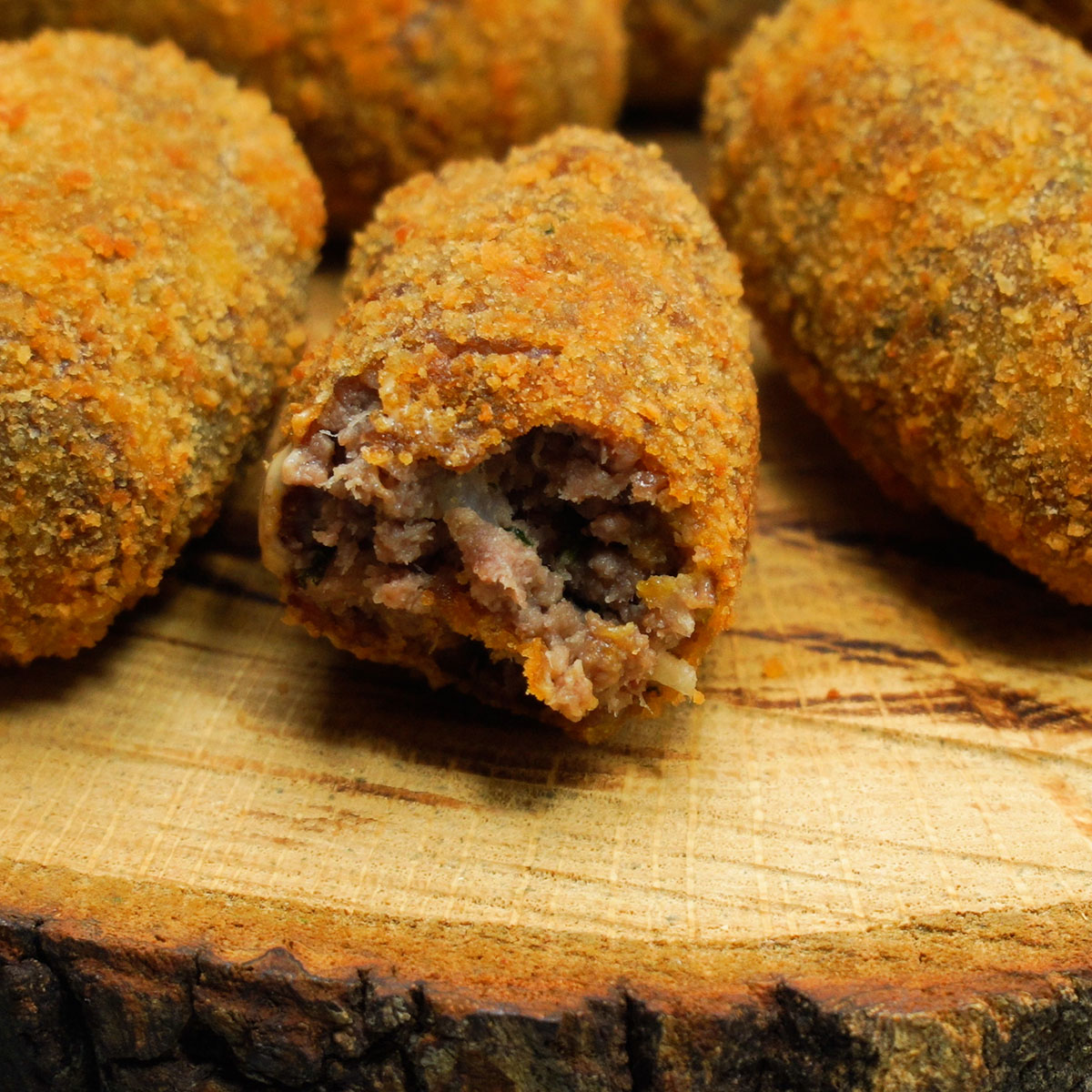 Croquetes de carne prontos partidos ao meio.