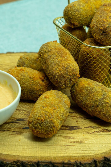 Croquetes de carne prontos sendo servidos com molho.