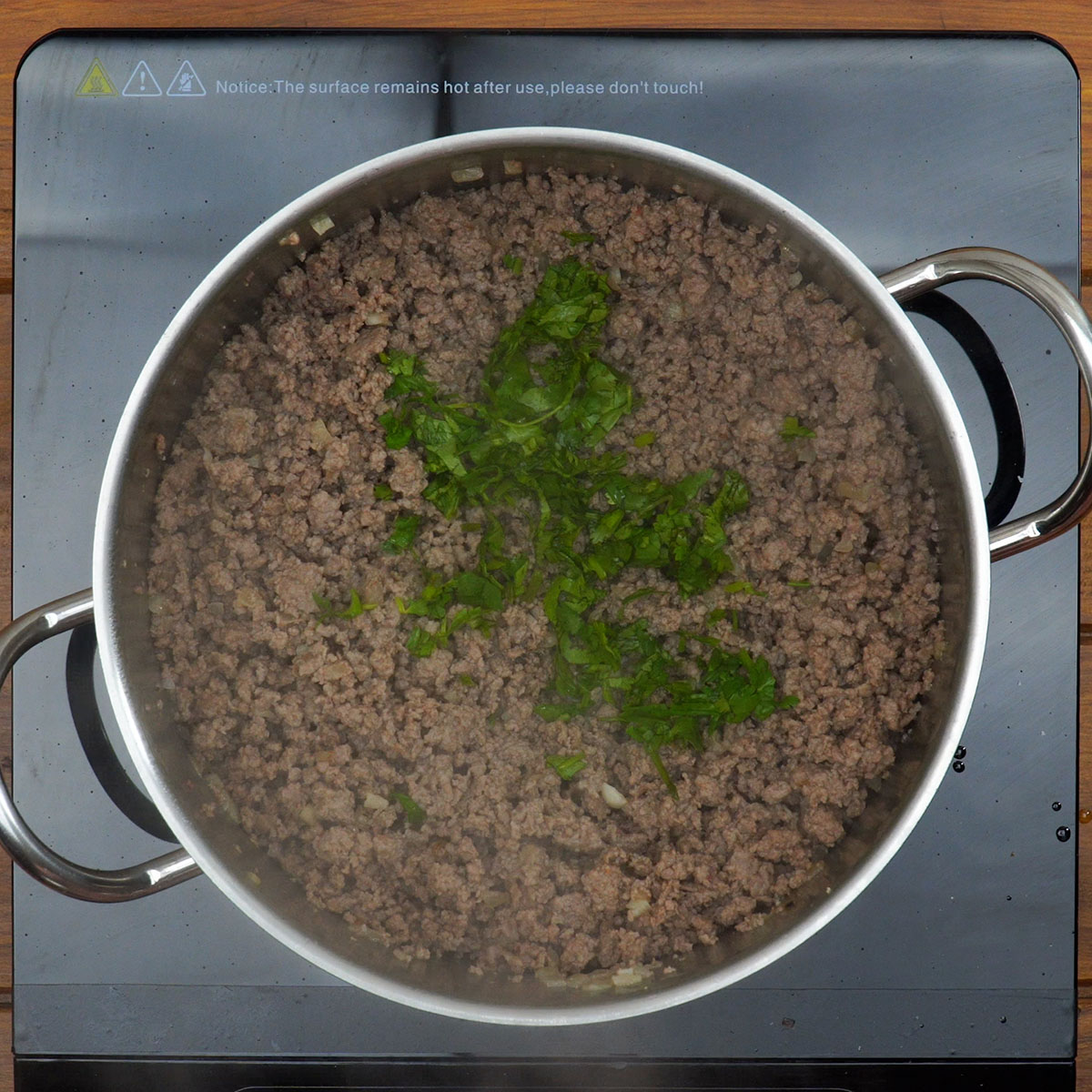 Massa de carne sendo misturada até ficar firme e homogênea.