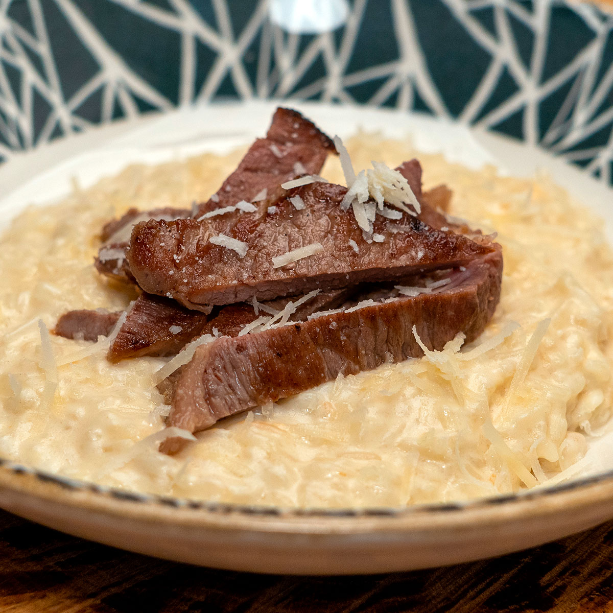 Arroz cremoso com parmesão servido no prato.