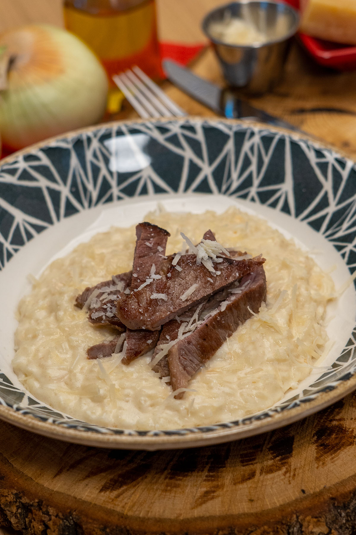 Arroz cremoso com parmesão servido no prato.