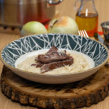 Empratamento arroz cremoso com parmesão por cima.
