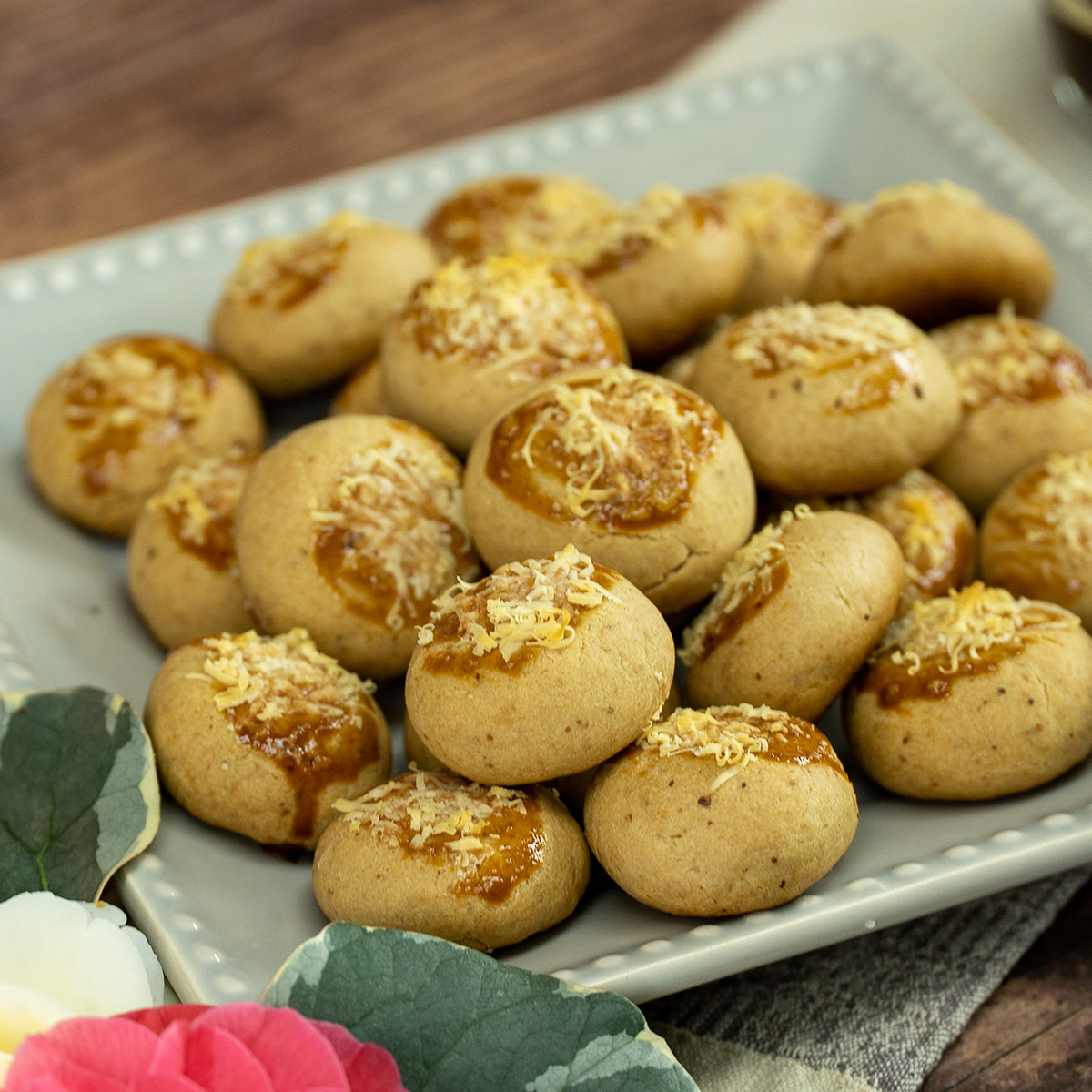 Biscoitos de creme de cebola empratados.