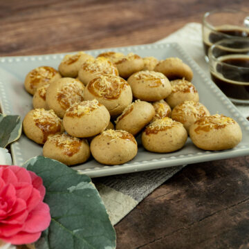 Empratamento biscoitos com creme de cebola.