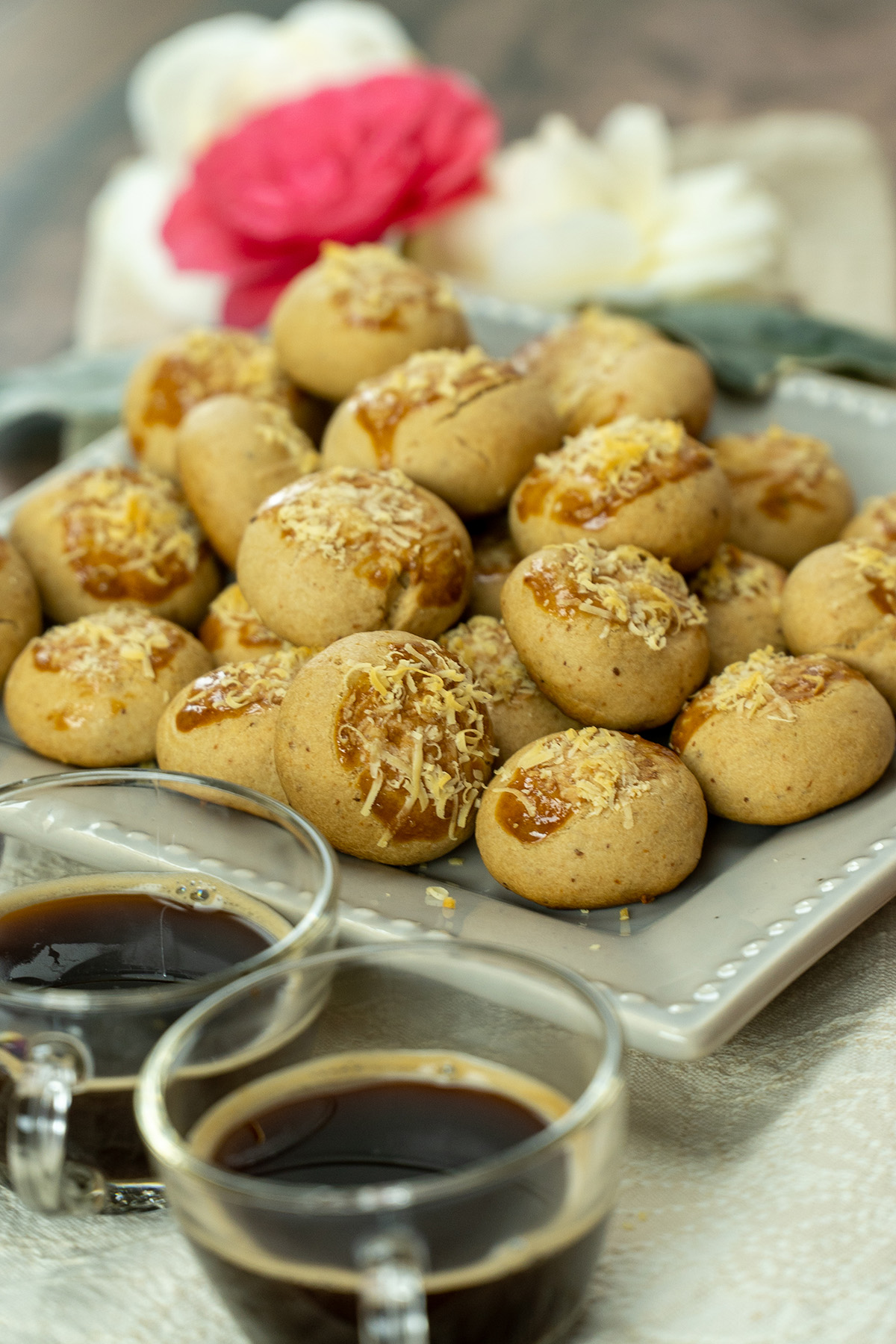 Biscoitos de creme de cebola empratados e acompanhados de café.
