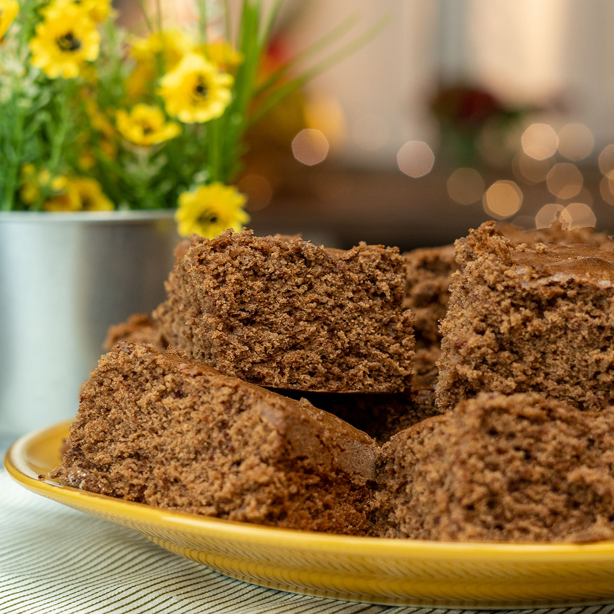 Bolo de chocolate simples pronto para servir.