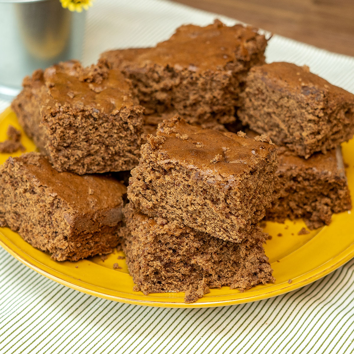 Bolo de chocolate simples pronto para servir.