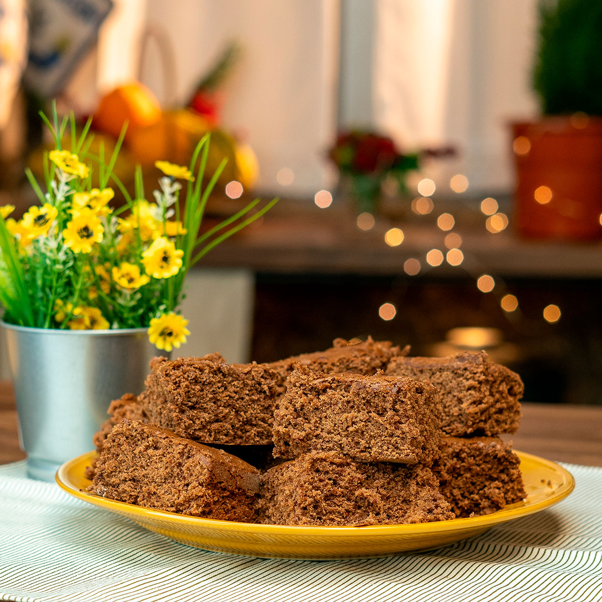 Empratamento bolo de chocolate simples pronto para servir.