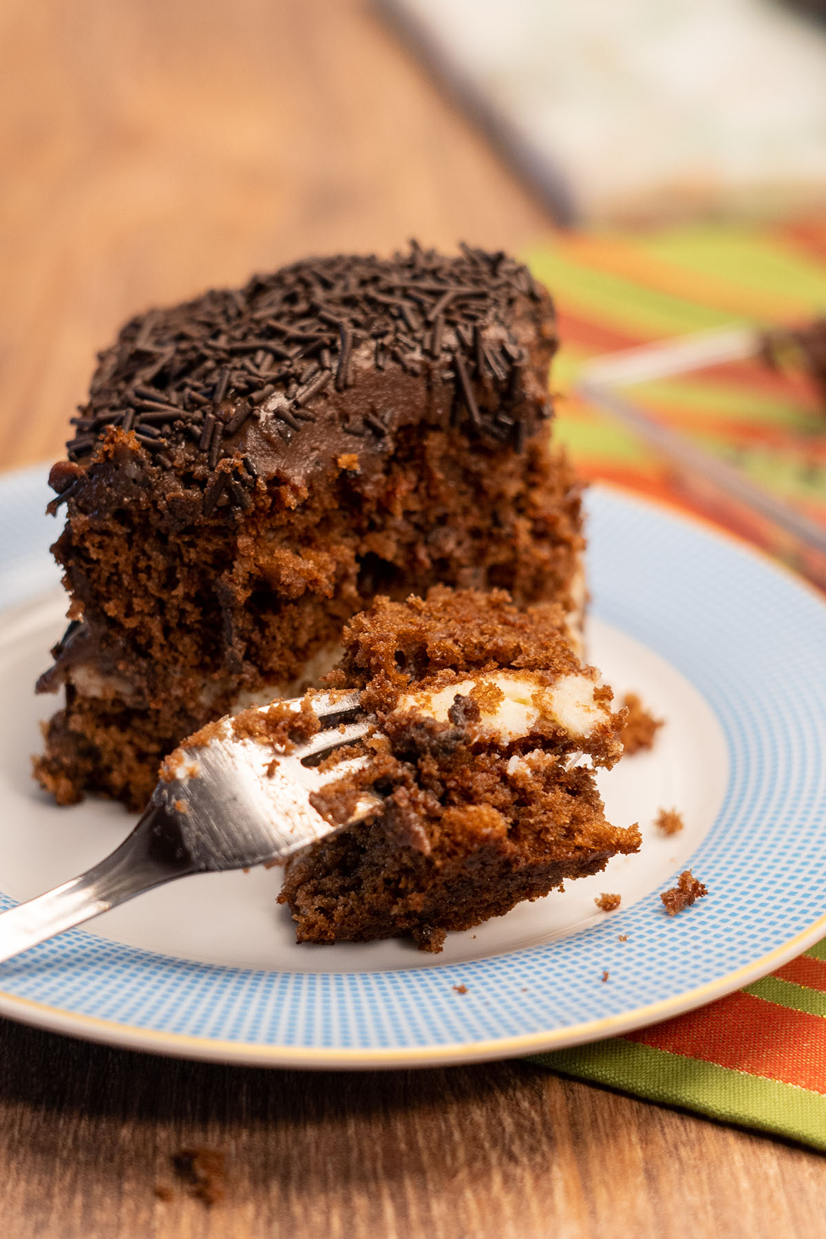 Fatia de bolo prestígio sendo provada.