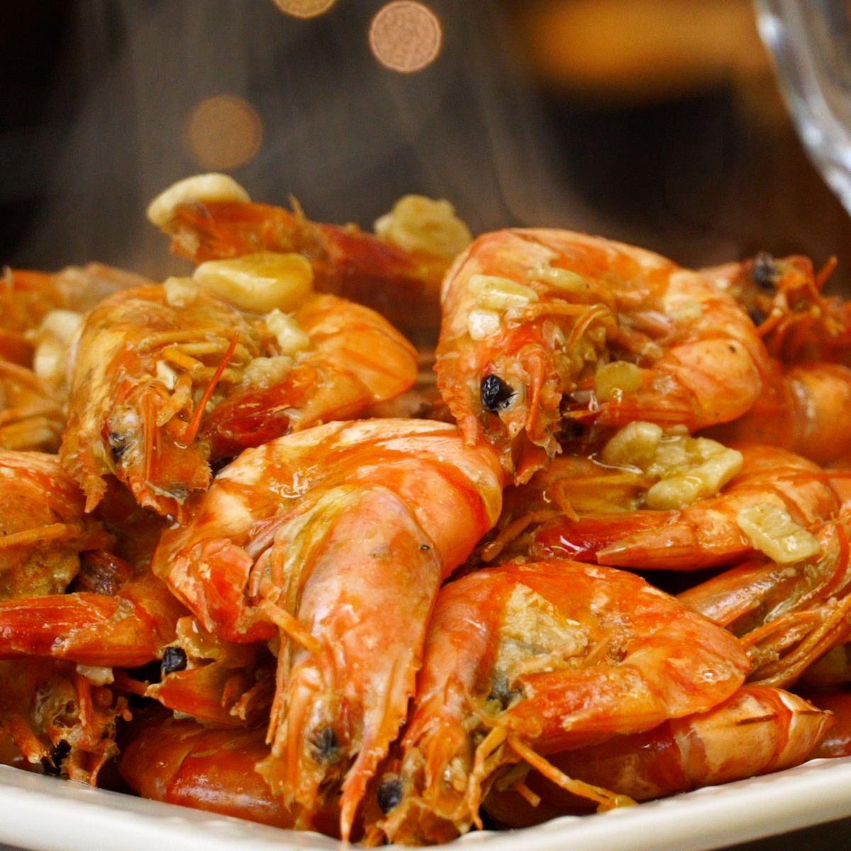 Camarão frito com alho e molho de cerveja e limão.