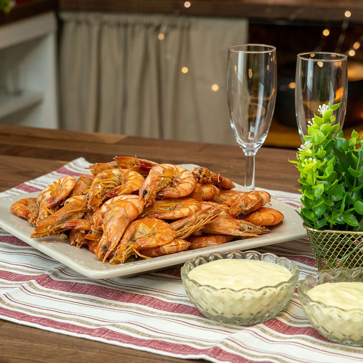 Empratamento de camarão com molho de cerveja acompanhado de molhos.