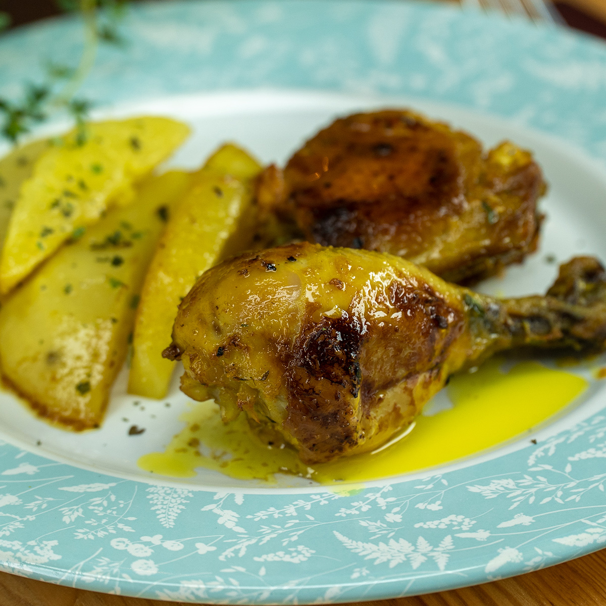 Coxas e sobrecoxas de frango com mostarda e maionese cremosa servidas no prato.