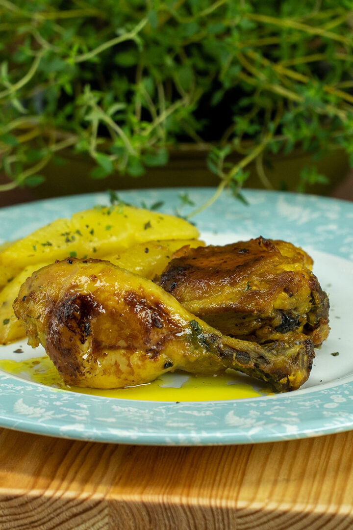 Empratamento coxas e sobrecoxas ao molho de mostarda com salsa de decoração.