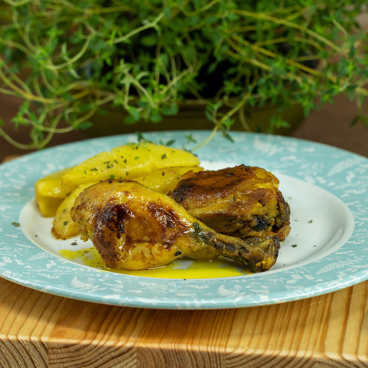 Empratamento coxas e sobrecoxas ao molho de mostarda com salsa de decoração.