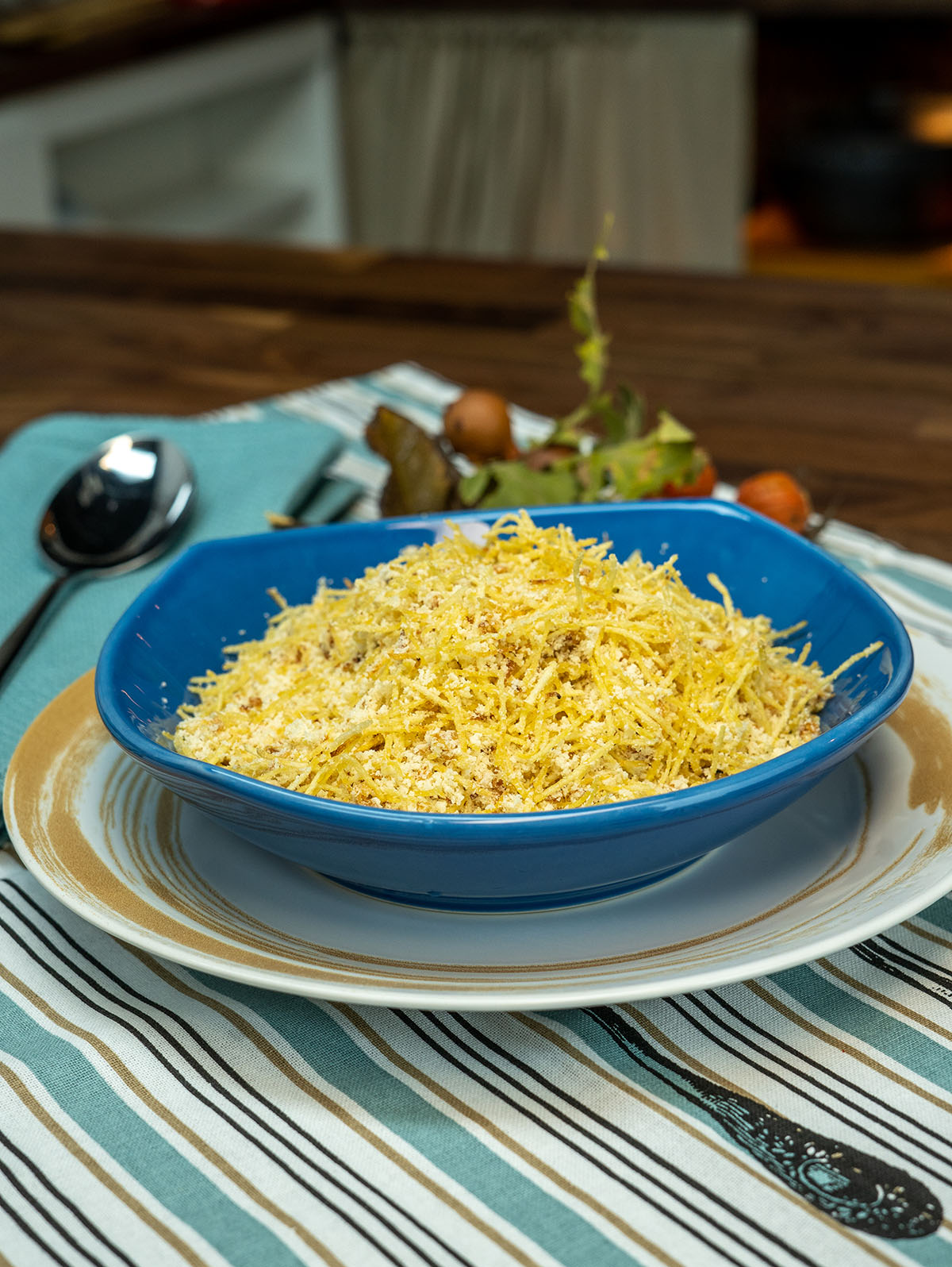 Farofa de cebola com batata palha pronta para servir.