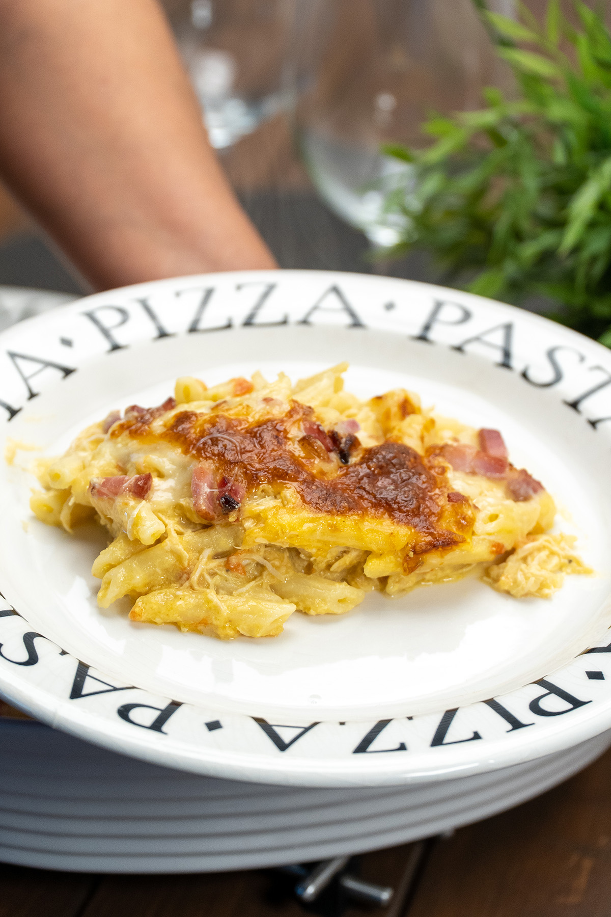 Empratamento de macarrão ao molho de milho e bacon.