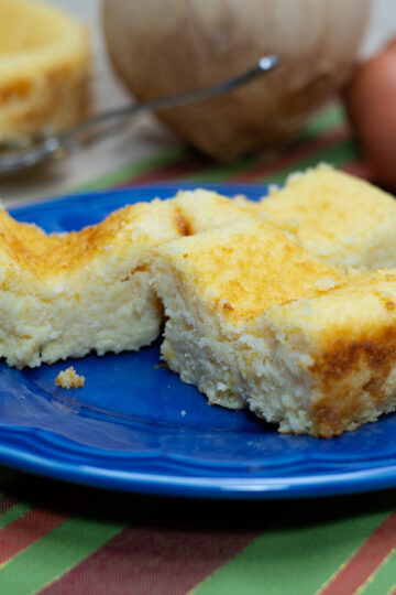 Empratamento maravilha de coco sendo servido em fatias.