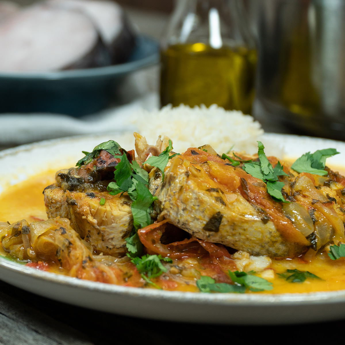 Moqueca capixaba empratada e finalizada com coentro.
