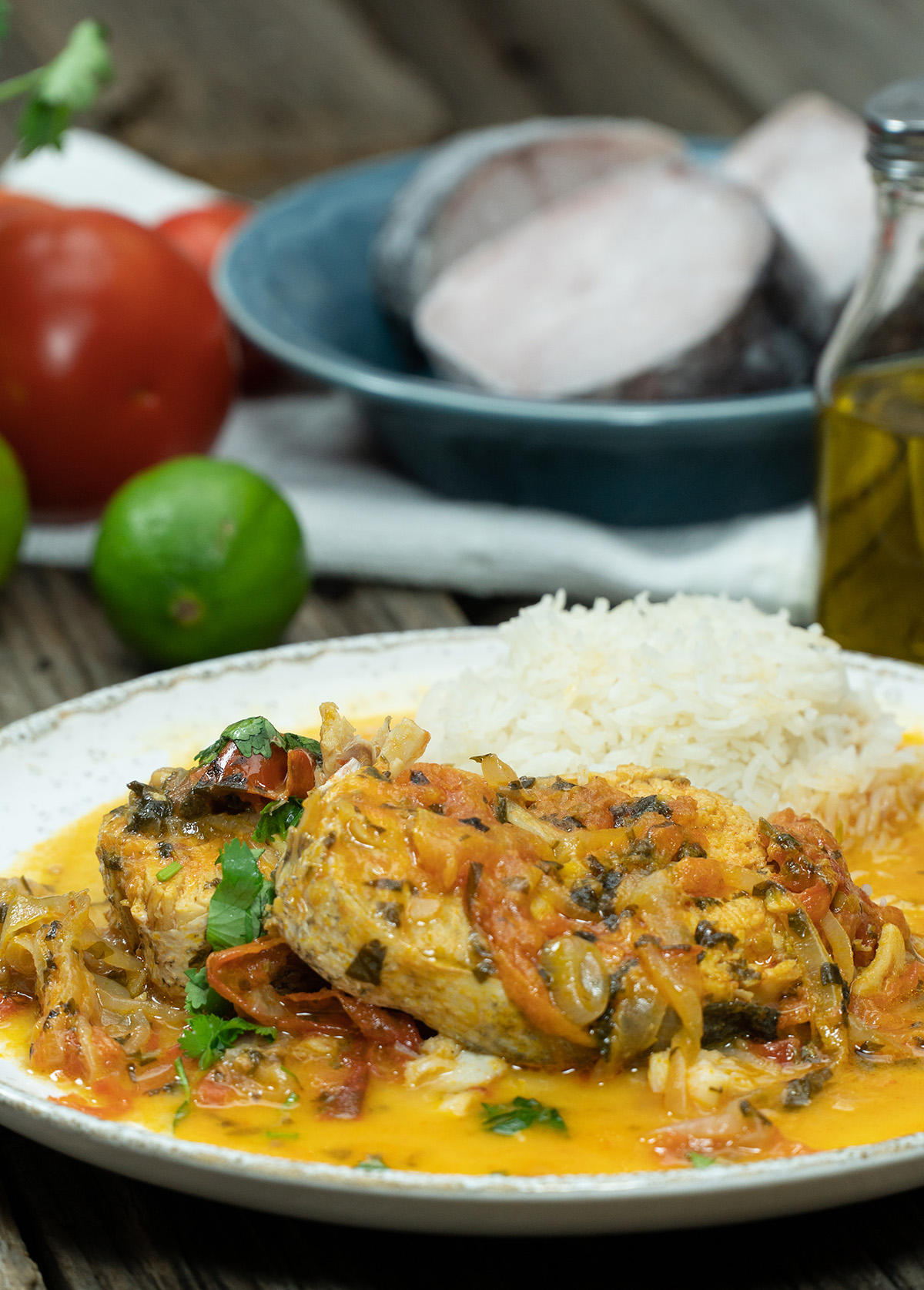 Moqueca capixaba empratada e finalizada com coentro.
