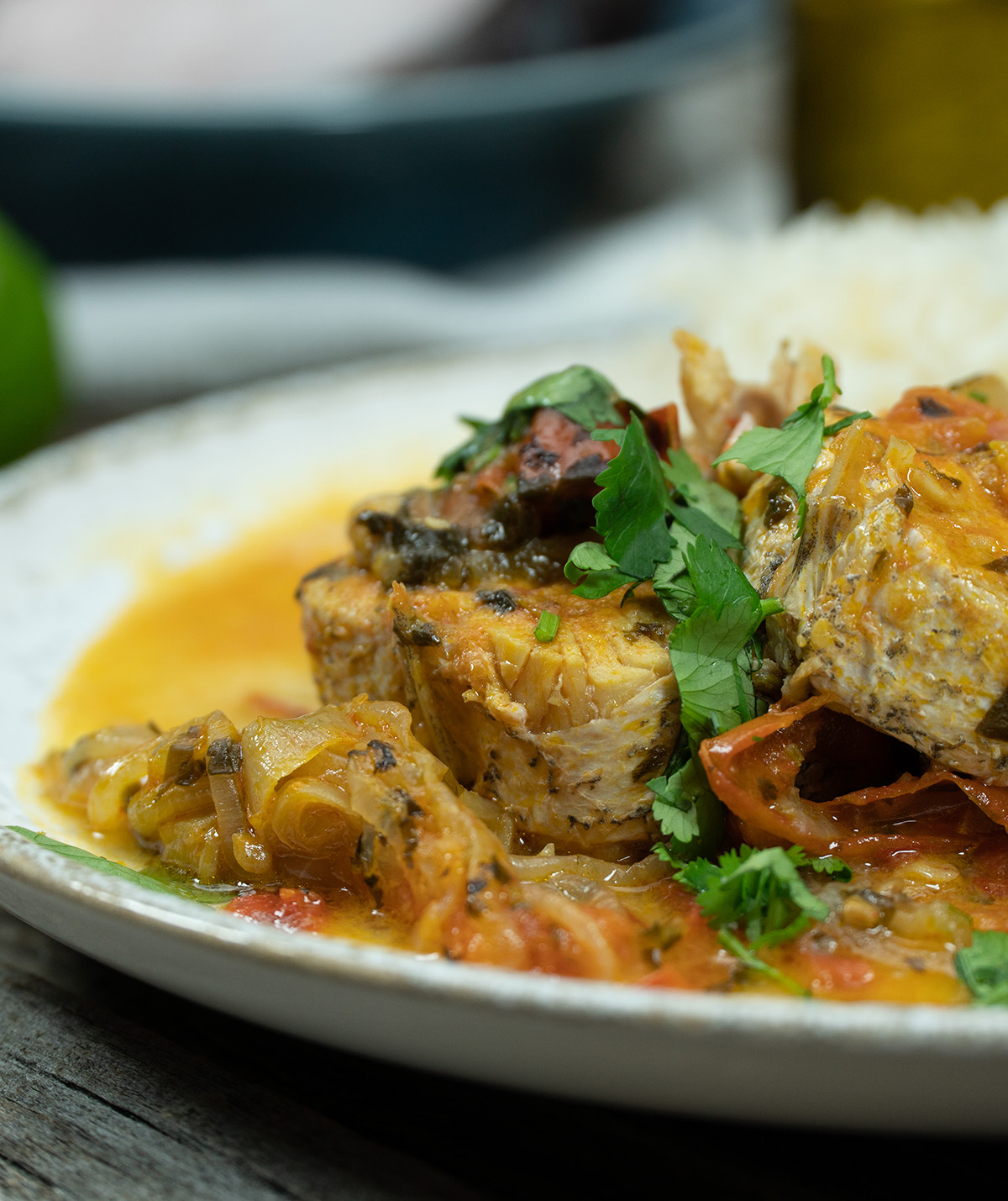 Moqueca capixaba empratada e finalizada com coentro.