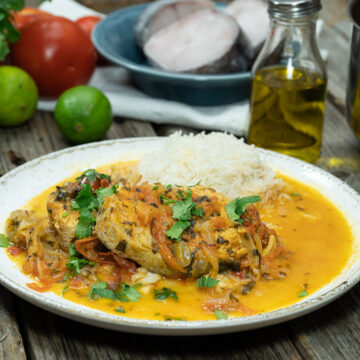 Empratamento Moqueca capixaba finalizado com coentro.