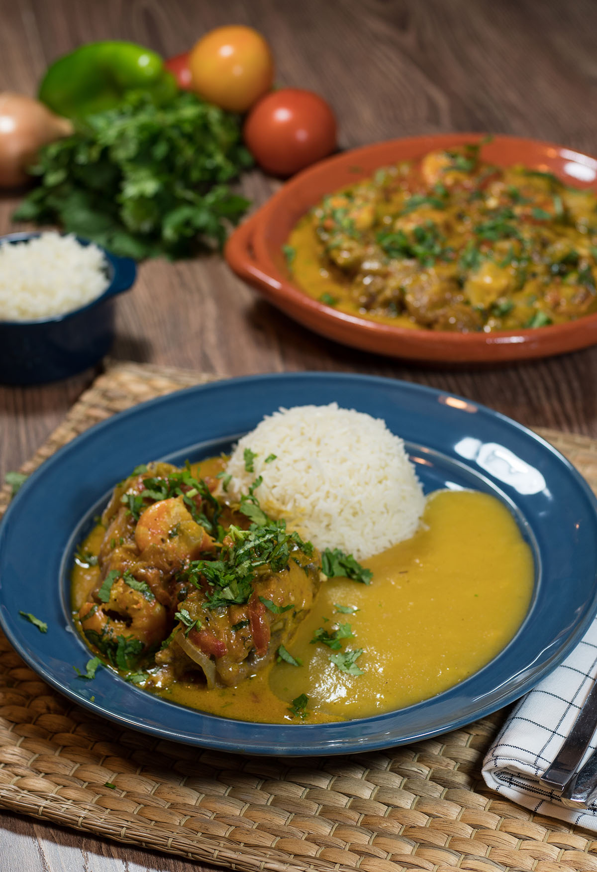 Moqueca de peixe empratada com arroz branco e pirão como acompanhamento.
