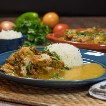 Empratamento moqueca de peixe com arroz branco e pirão como acompanhamento.