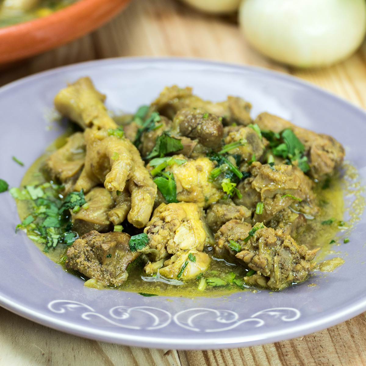 Empratamento pipis de frango finalizado com um pouco de coentros.