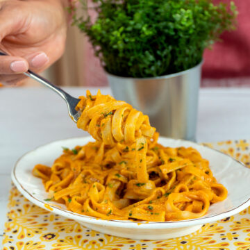 Empratamento tagliatelle ao molho de camarão.