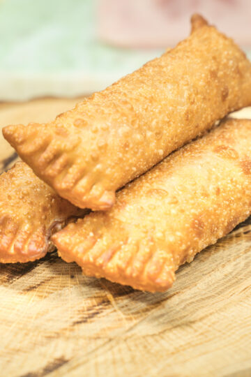 Enroladinhos mistos sendo servidos.