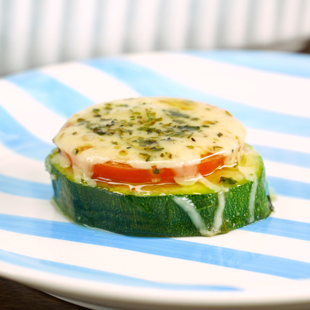 Abobrinha assada com tomate e muçarela light pronta para servir.