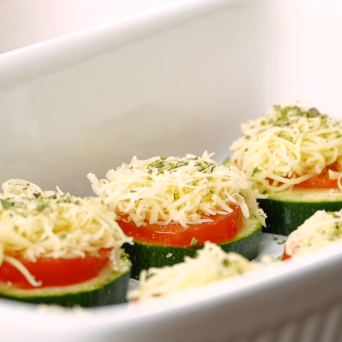 Abobrinha assada com tomate e muçarela light antes de ir ao forno.
