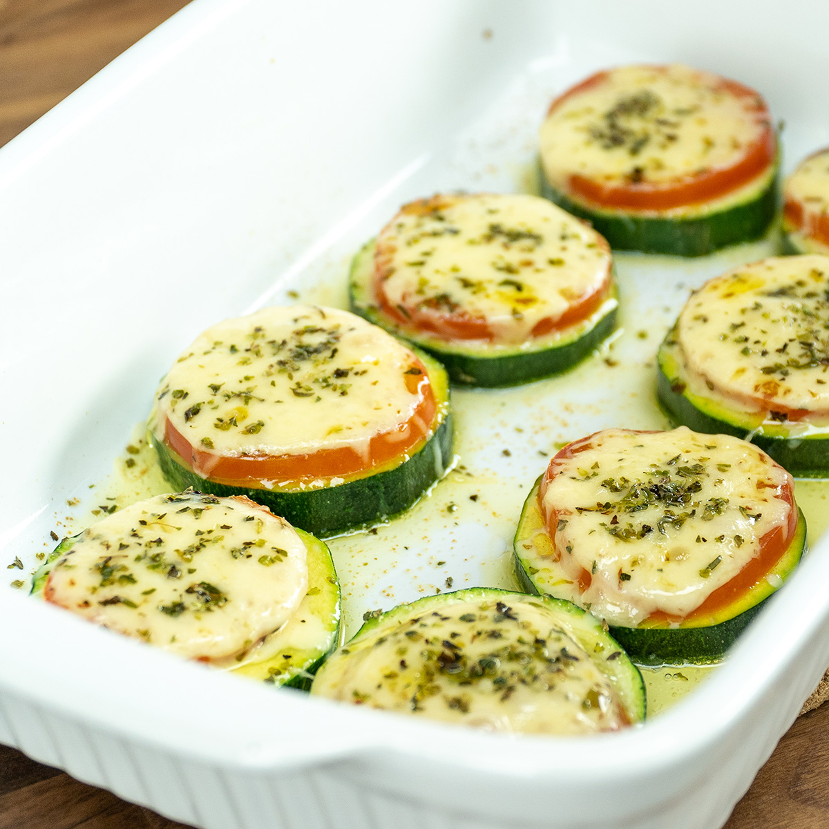 Abobrinha assada com tomate e muçarela light saindo do forno.