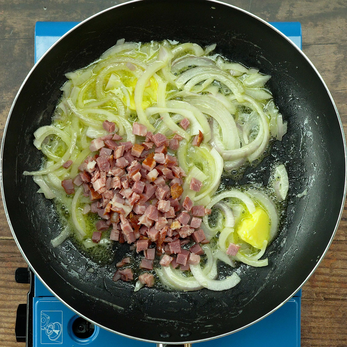 Bacon dourando na frigideira.