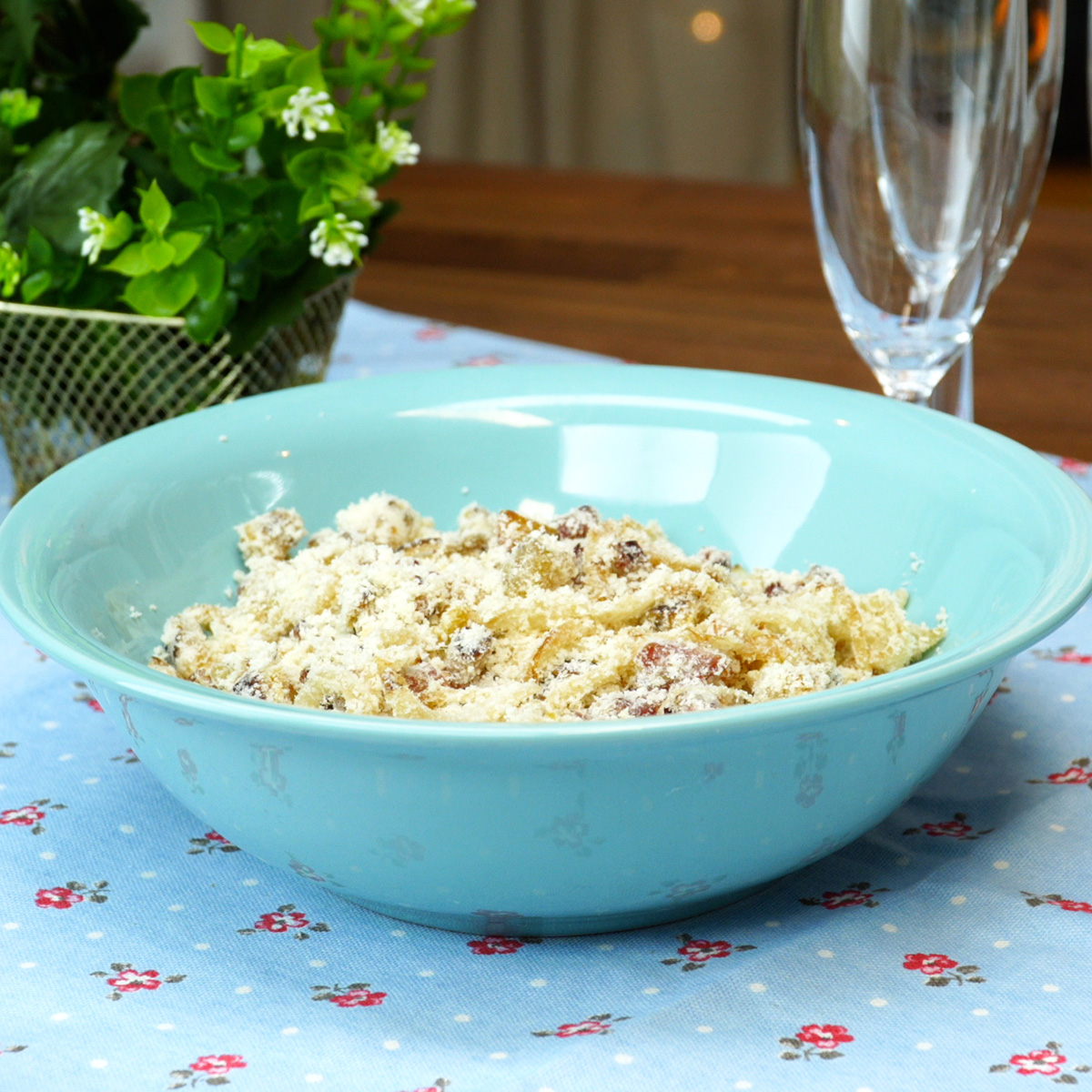 Farofa de bacon com banana-da-terra dourada sendo transferida para uma tigela para servir.