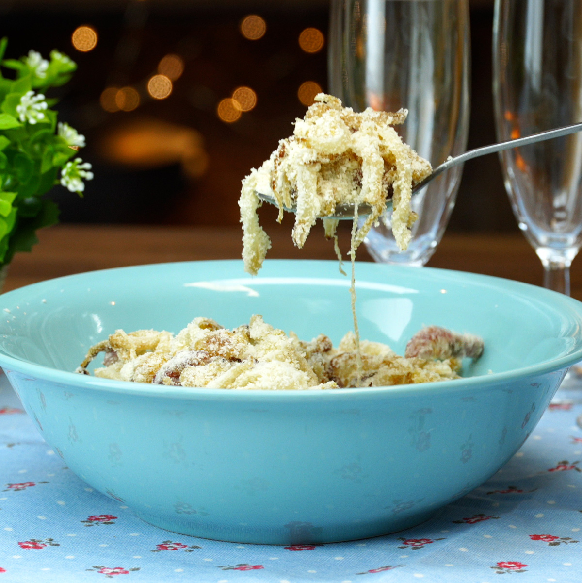 Farofa de bacon com banana-da-terra pronta sendo servida.