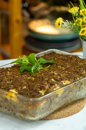Kibe de forno recheado pronto com erva de decoração.