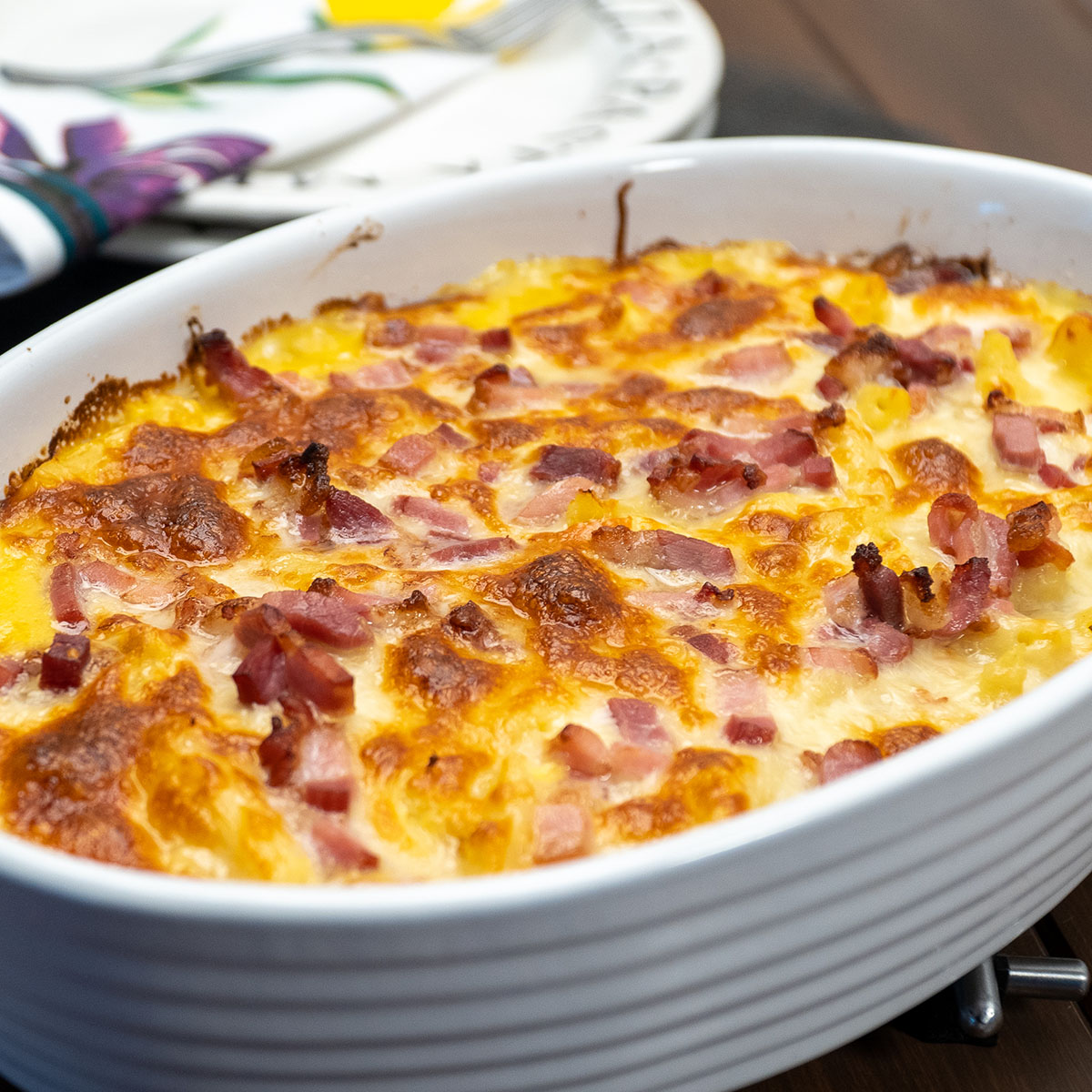 Macarrão ao molho de milho e bacon saindo do forno.