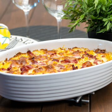 Macarrão ao molho de milho e bacon saindo do forno.
