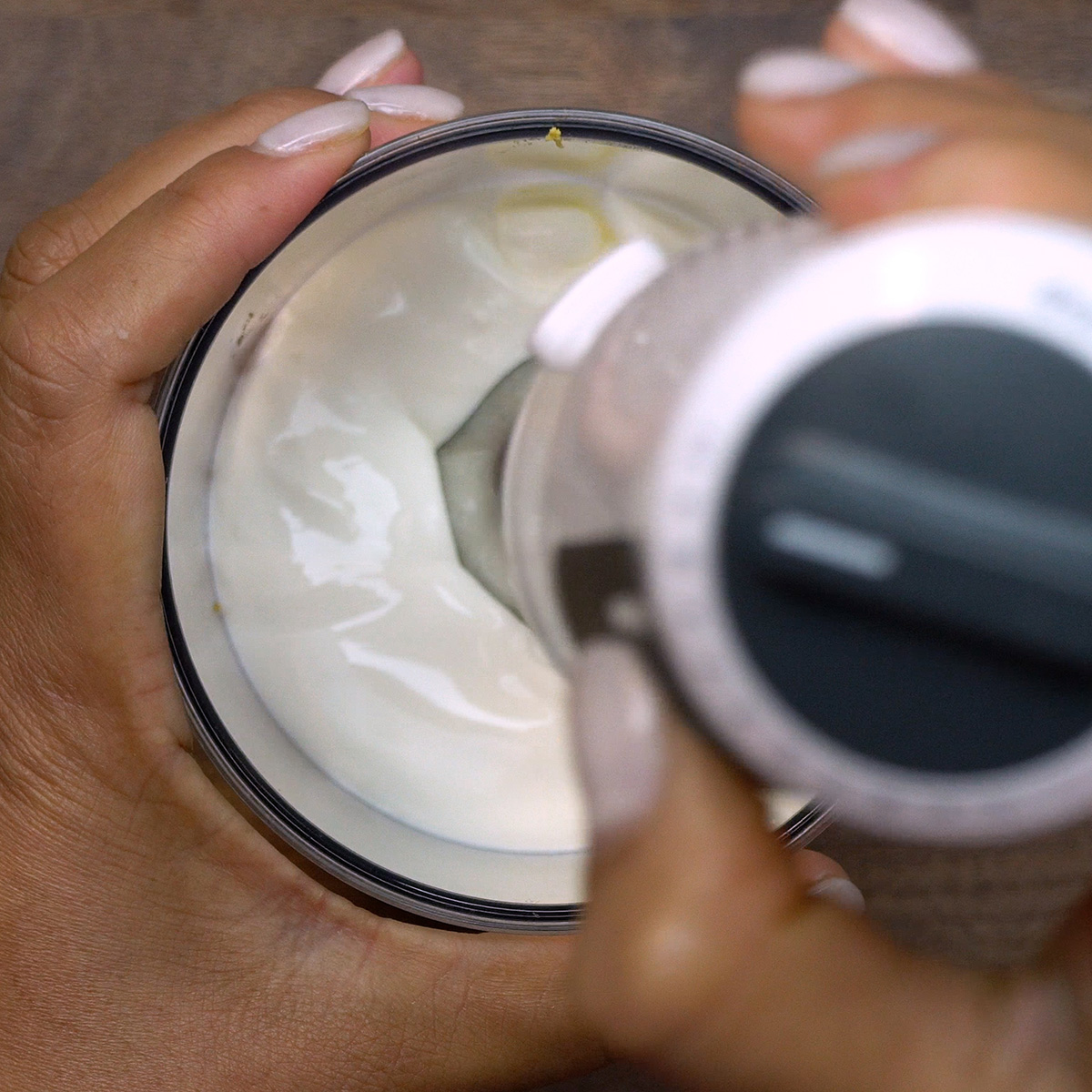 Mistura de ovos e creme de leite sendo batida no mixer.