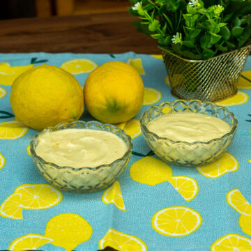 Maionese com creme de leite servido em duas taças.