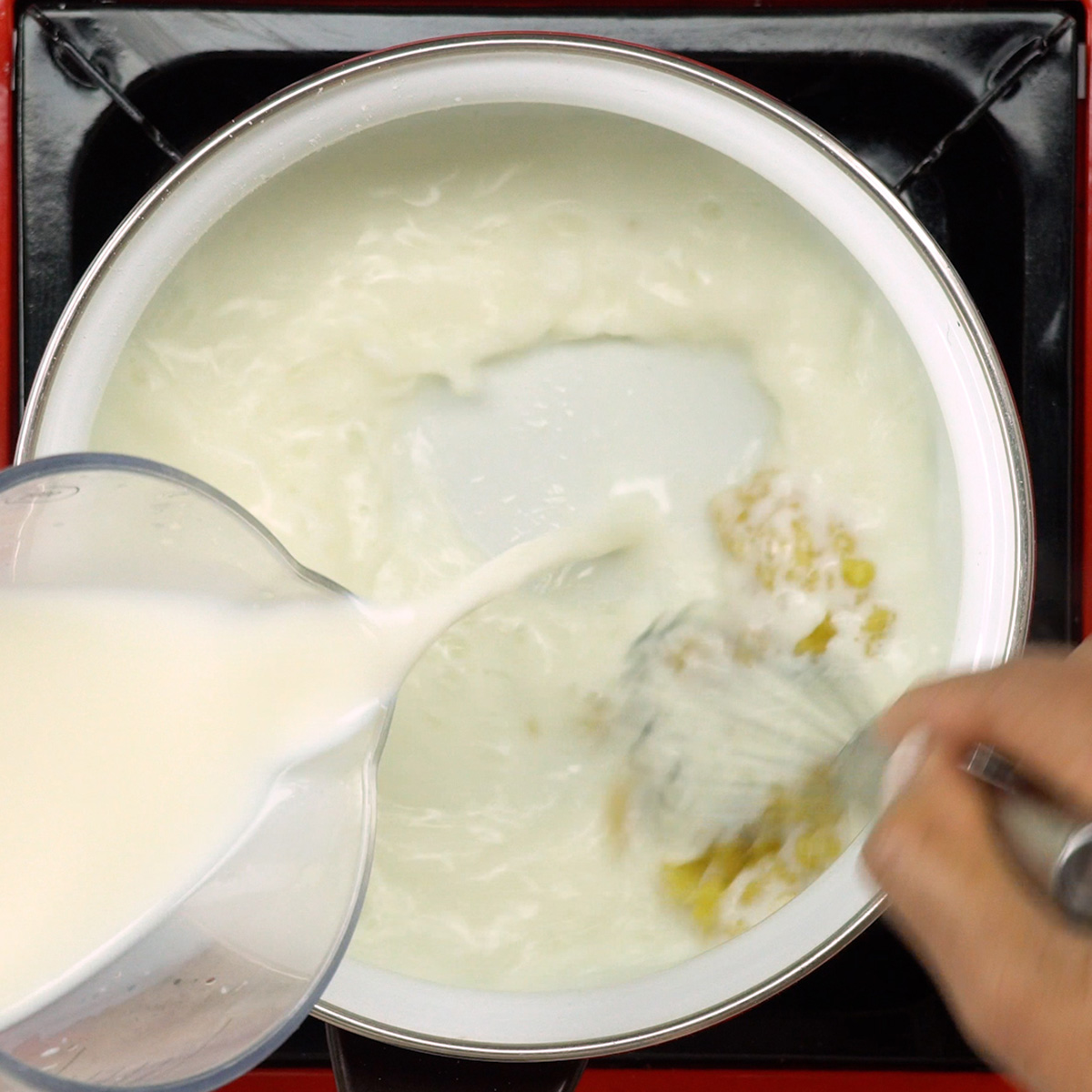 Molho branco sendo mexido com fuê até ficar liso.