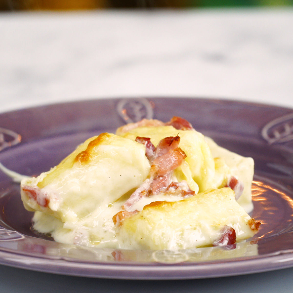 Mandioca gratinada descansando após sair do forno antes de servir.