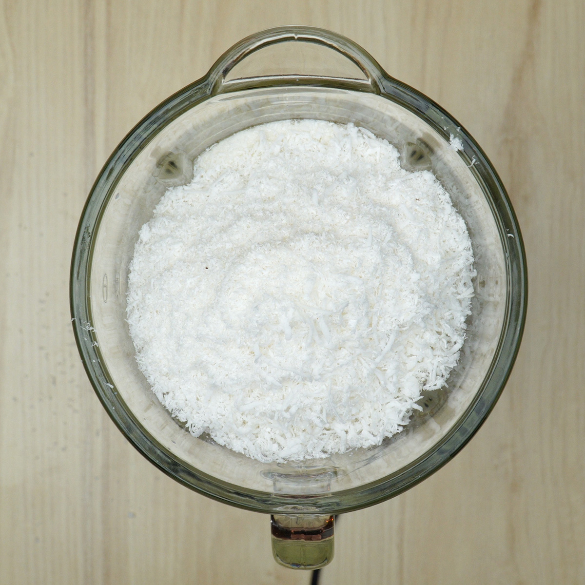Massa do bolo de coco cremoso no liquidificador sendo batida até ficar homogênea.