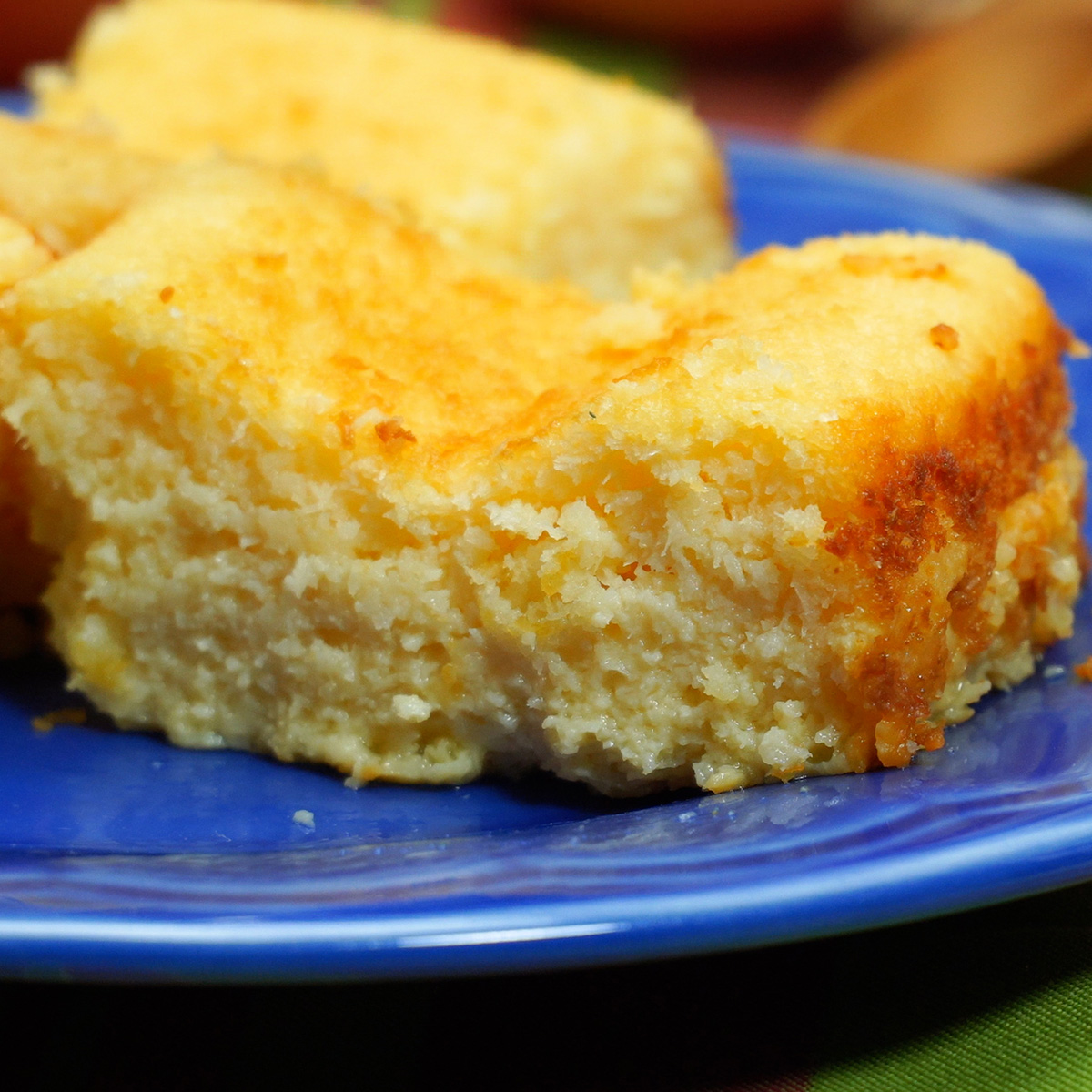 Bolo de coco cremoso no liquidificador já frio, cortado em fatias.