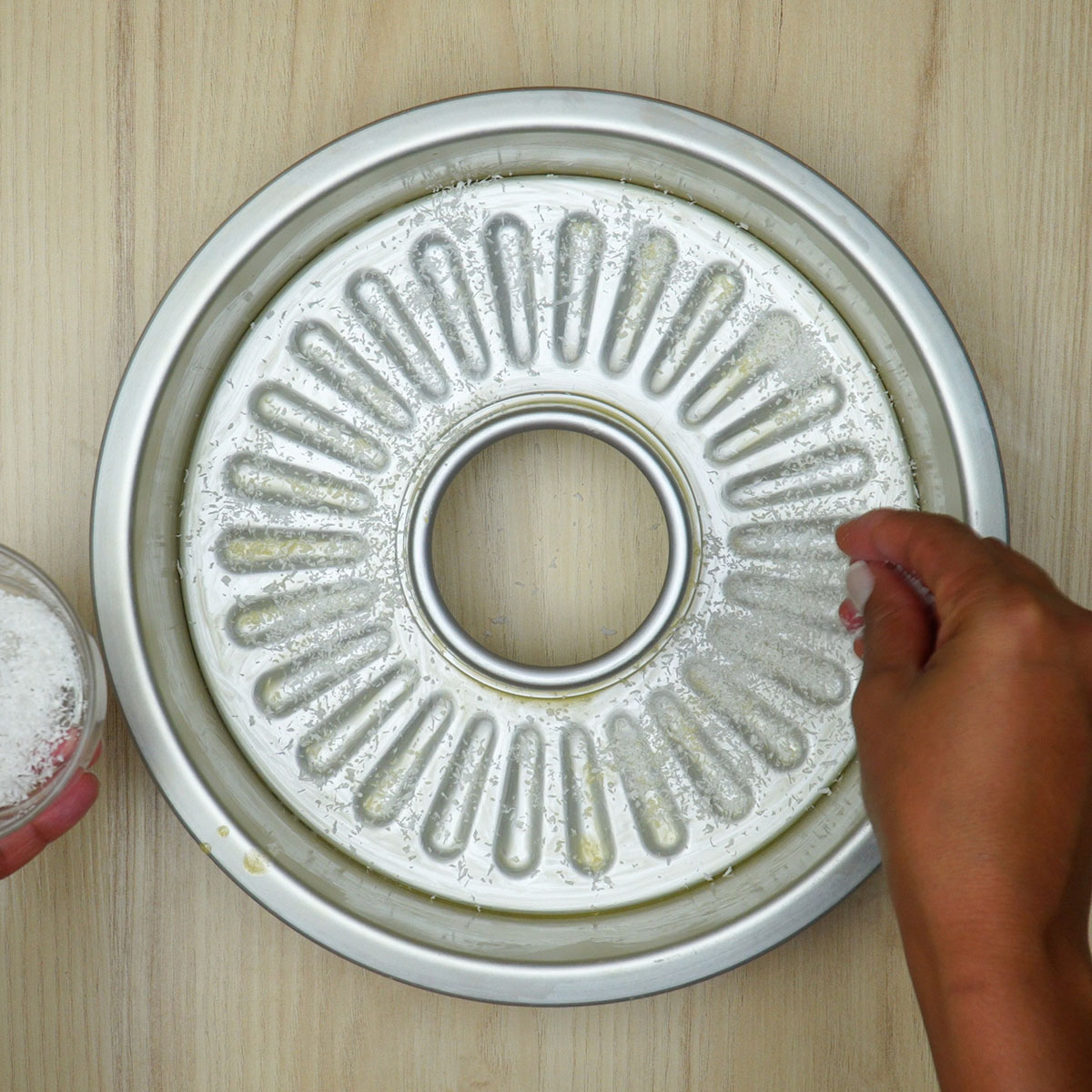 Forma preparada para o bolo de coco cremoso no liquidificador.