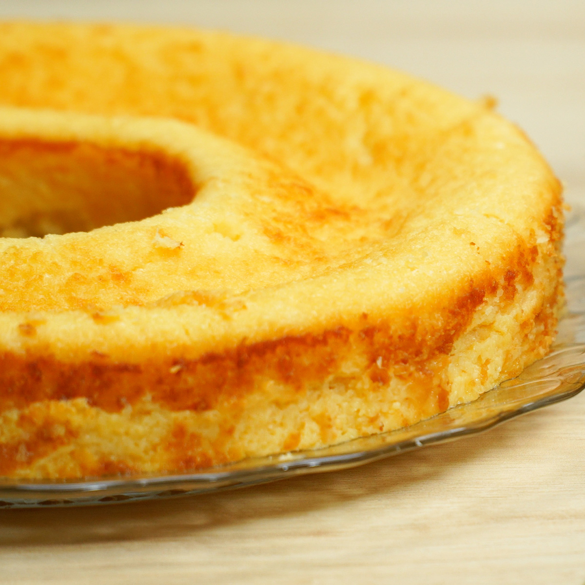 Bolo de coco cremoso no liquidificador pronto para servir.